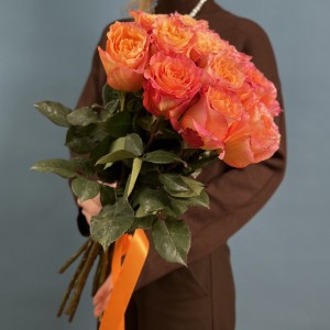 Букет из 11 оранжевых роз в серой пленке