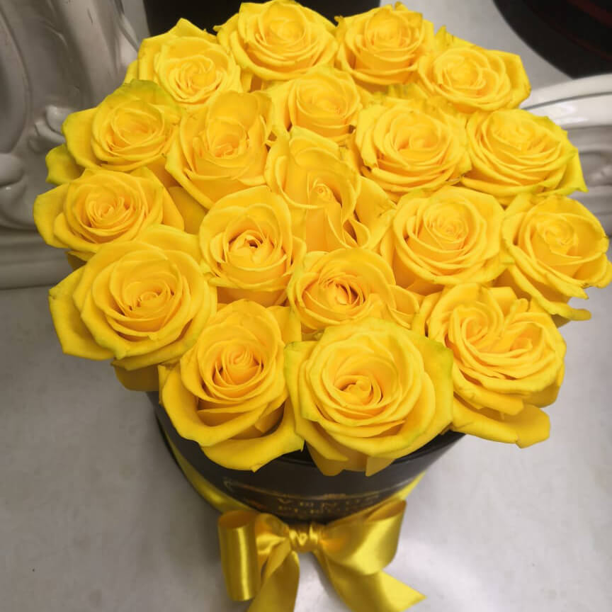 Букет из 13 желтых роз в крафте
