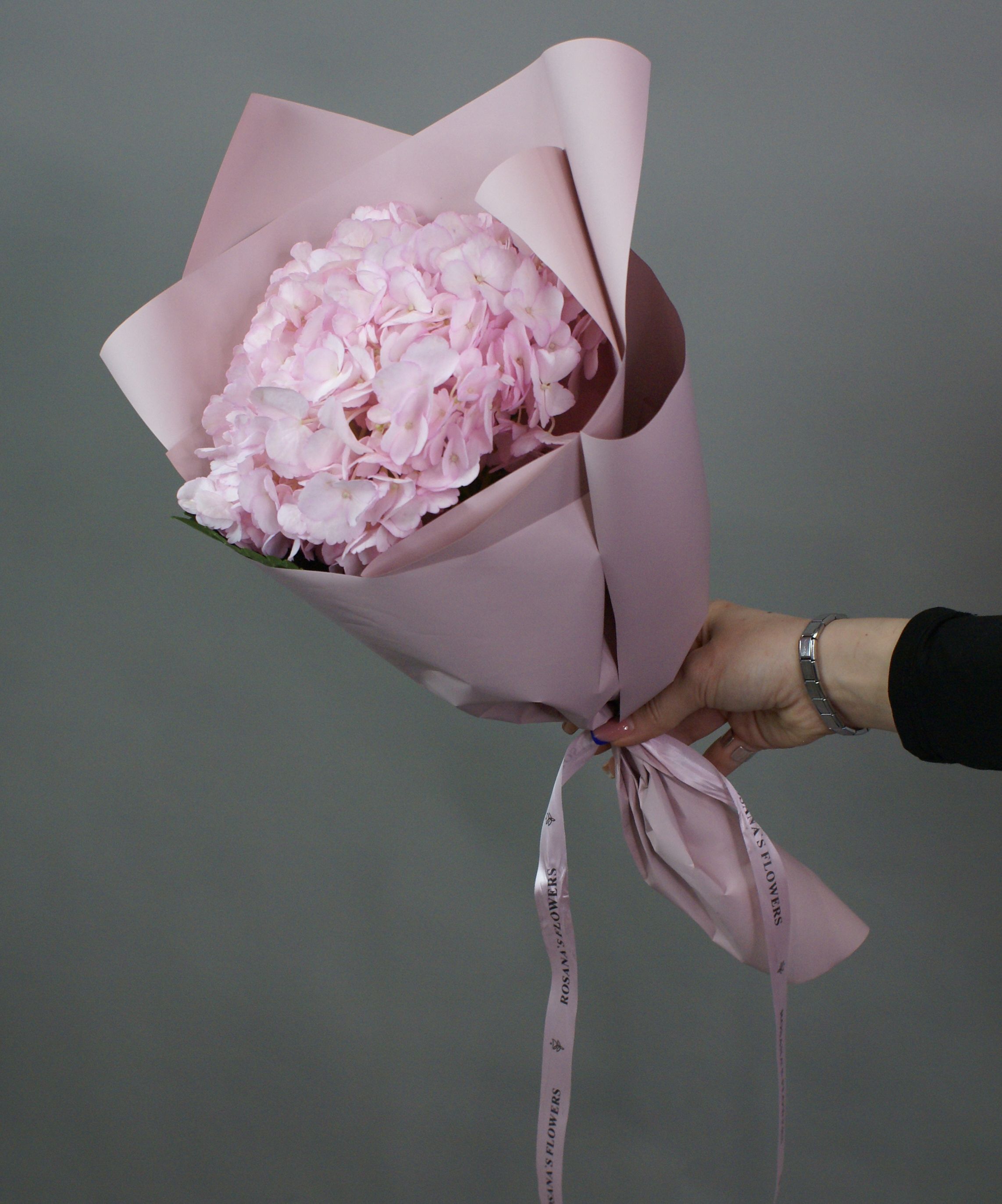 Букет из 3 розовых гортензий в крафте с лентой