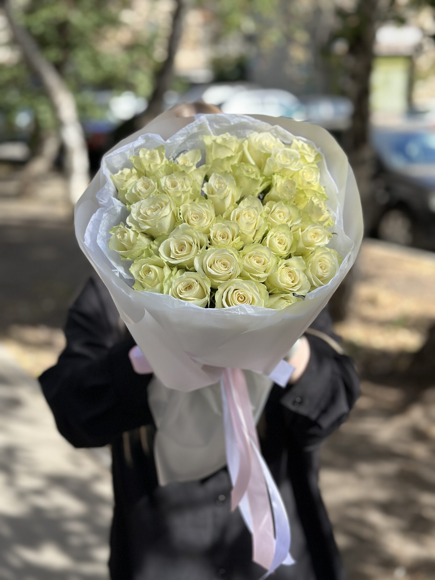 Букет из 31 белой розы с лентой, 40 см, Россия