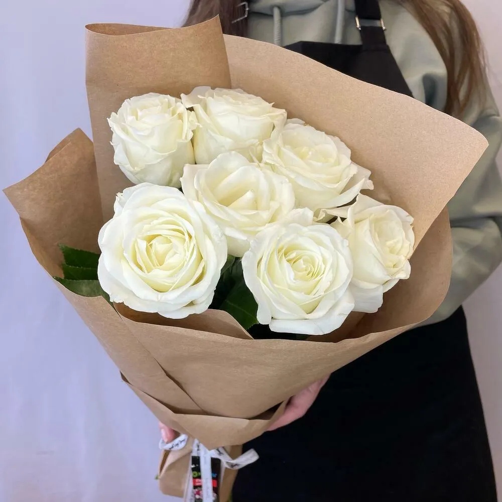 Букет из 7 белых роз в крафте