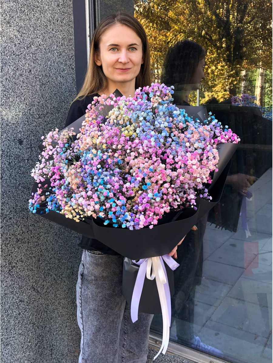 Букет из 9 радужных гипсофил в черной бумаге