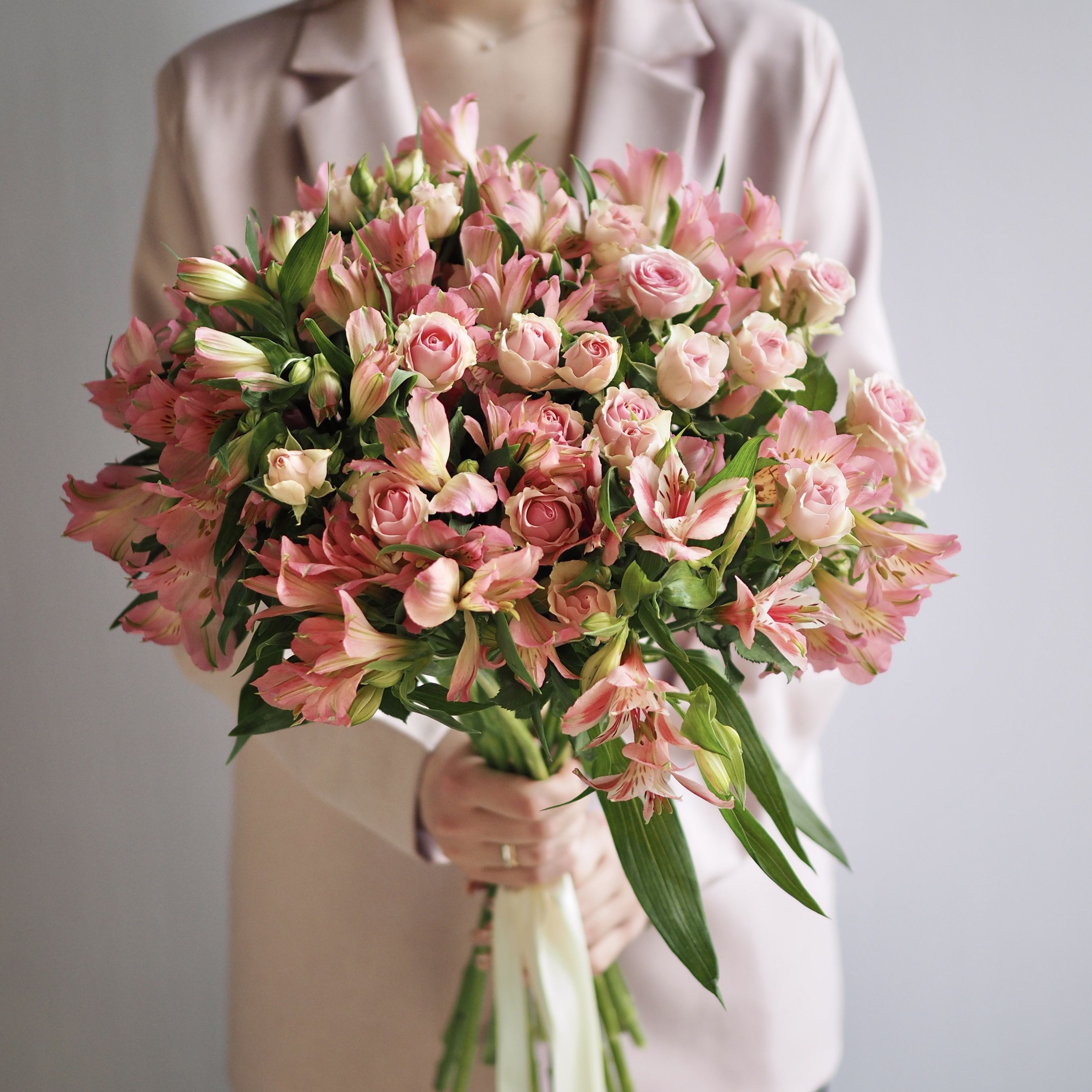 Огромный шикарный букет из альстромерий и роз